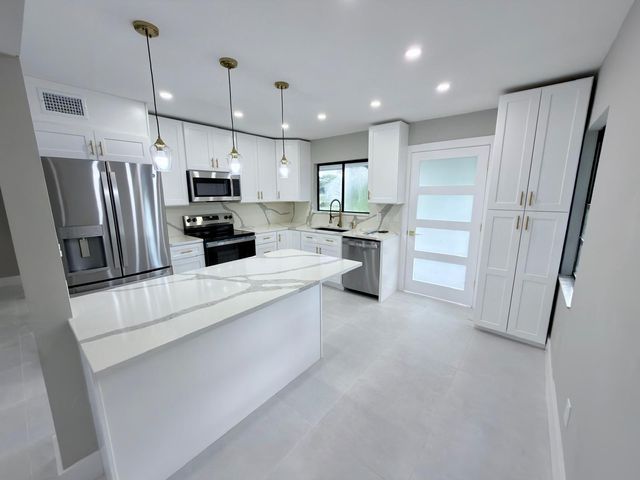 46 Tara Lakes Drive E, Boynton Beach, FL 33436