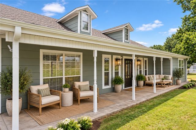 815 Steele Road, Tontitown, AR 72762