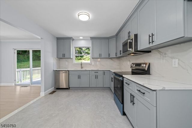 117 Hillside Dr, Hamburg Boro, NJ 07419