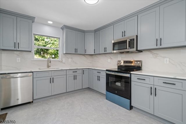 117 Hillside Dr, Hamburg Boro, NJ 07419