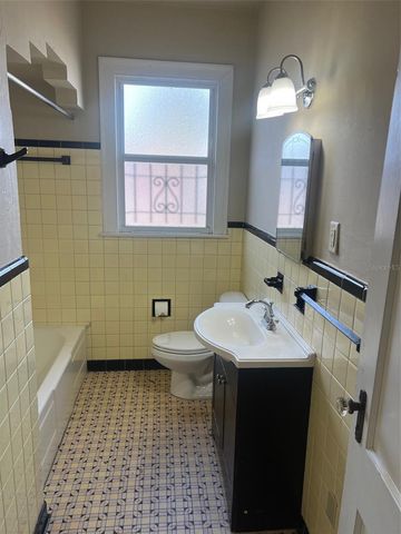 2323 W NORTH B STREET, Tampa, FL 33609