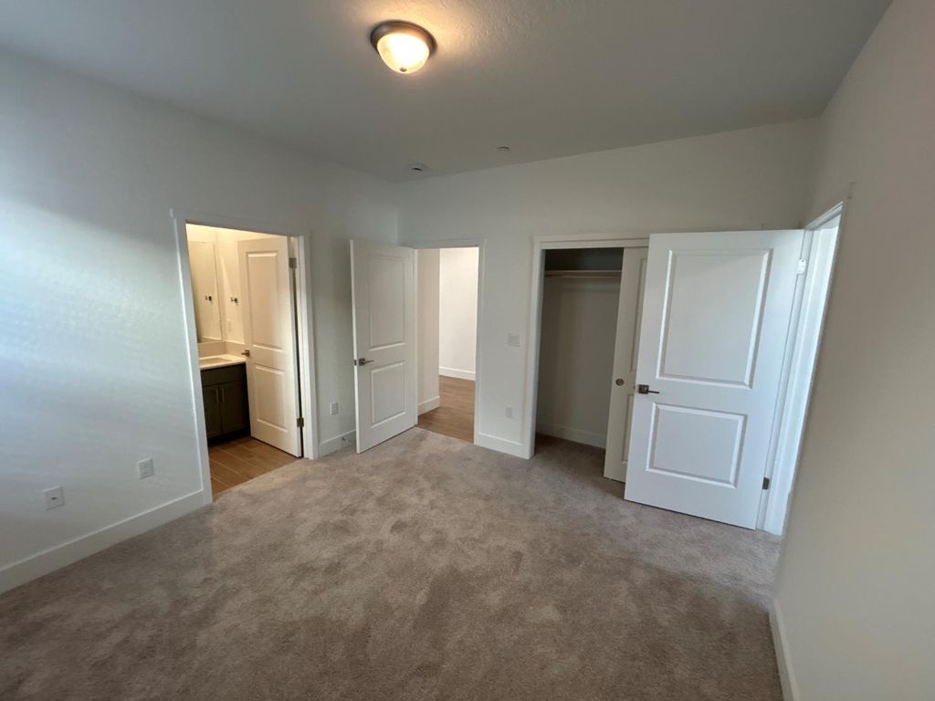 Image 3 of property listing at 2813 E Corteza Drive, Fresno, CA 93730