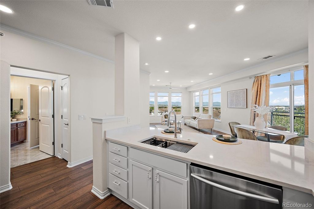 Image 4 of property listing at 10184 Park Meadows Drive 1410, Lone Tree, CO 80124
