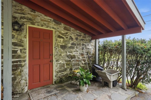 574 State Route 32 N, Esopus, NY 12561