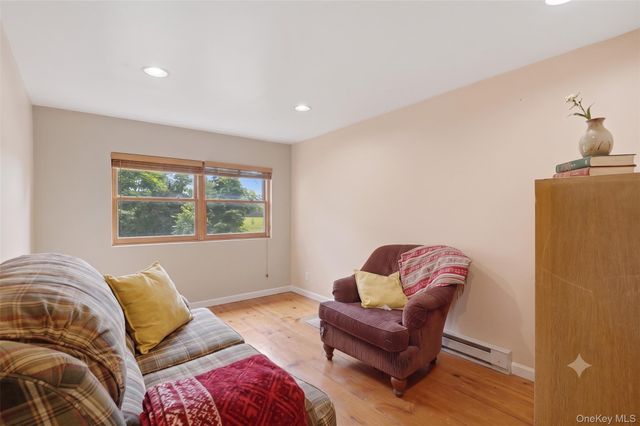 574 State Route 32 N, Esopus, NY 12561