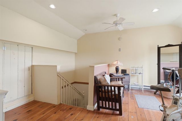 574 State Route 32 N, Esopus, NY 12561
