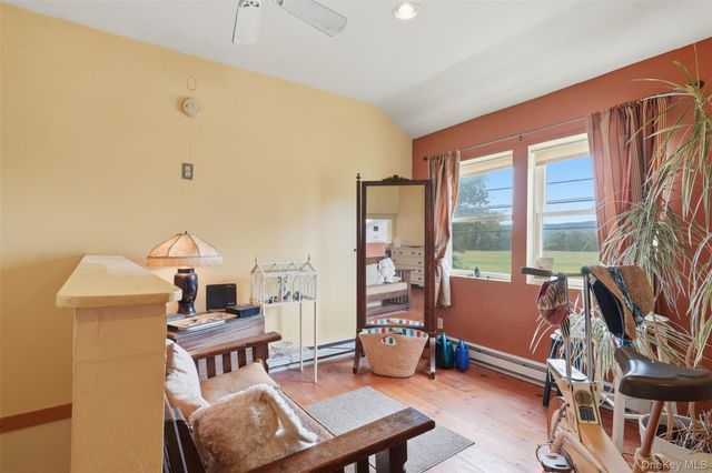 574 State Route 32 N, Esopus, NY 12561