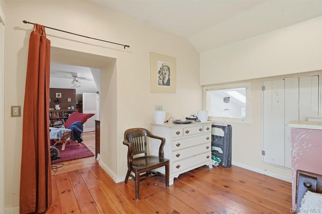 574 State Route 32 N, Esopus, NY 12561