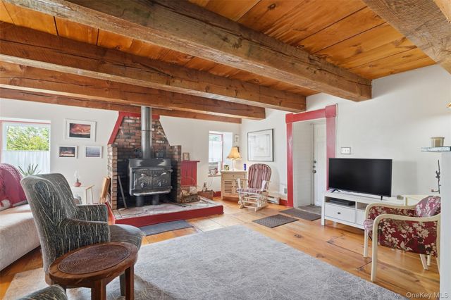 574 State Route 32 N, Esopus, NY 12561