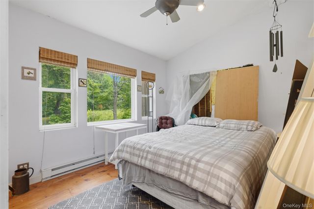 574 State Route 32 N, Esopus, NY 12561