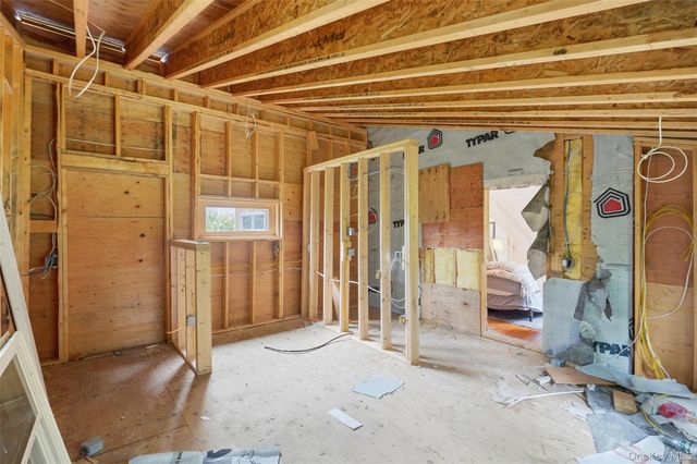 574 State Route 32 N, Esopus, NY 12561