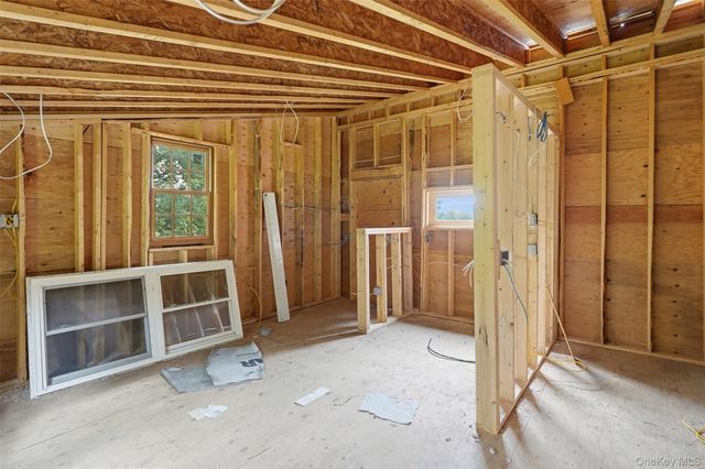 574 State Route 32 N, Esopus, NY 12561