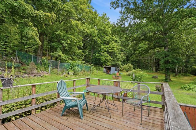 574 State Route 32 N, Esopus, NY 12561