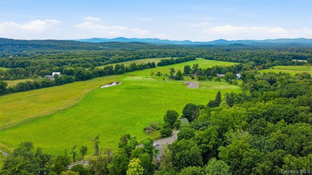 574 State Route 32 N, Esopus, NY 12561