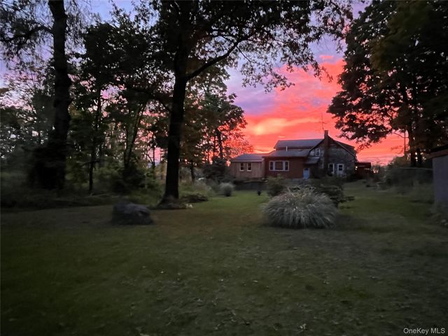 574 State Route 32 N, Esopus, NY 12561