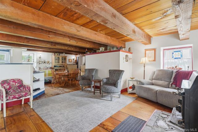 574 State Route 32 N, Esopus, NY 12561