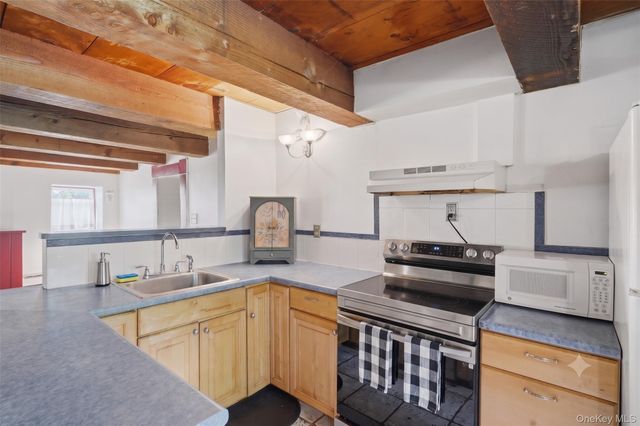 574 State Route 32 N, Esopus, NY 12561