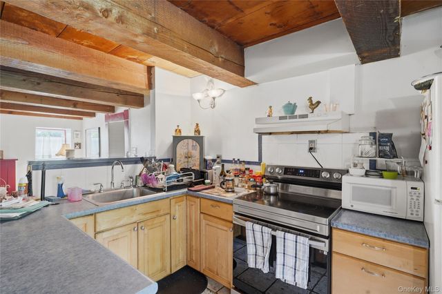 574 State Route 32 N, Esopus, NY 12561