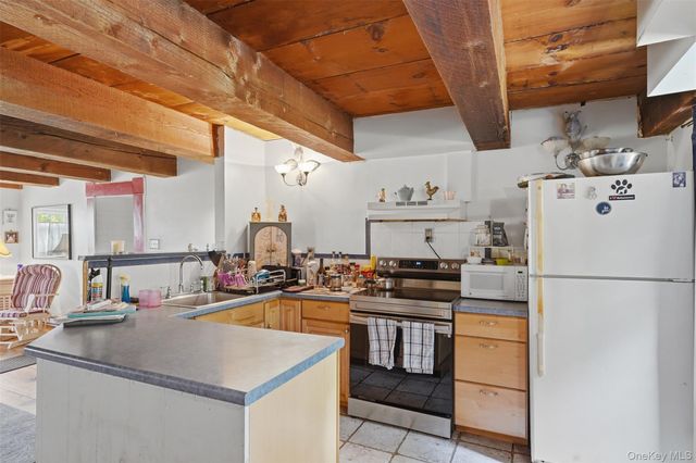 574 State Route 32 N, Esopus, NY 12561