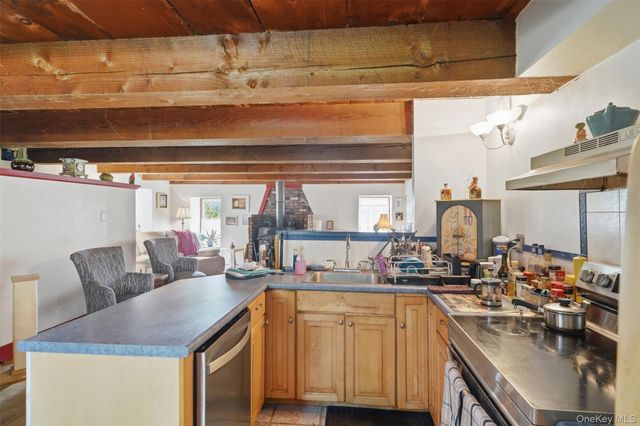 574 State Route 32 N, Esopus, NY 12561