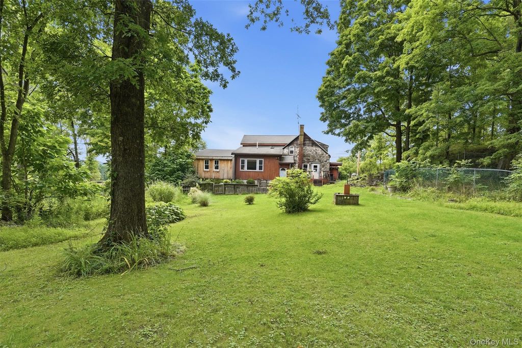 574 State Route 32 N, Esopus, NY 12561