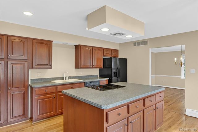 5447 Lahser Road, Bloomfield Charter Township, MI 48304