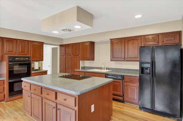 5447 Lahser Road, Bloomfield Charter Township, MI 48304