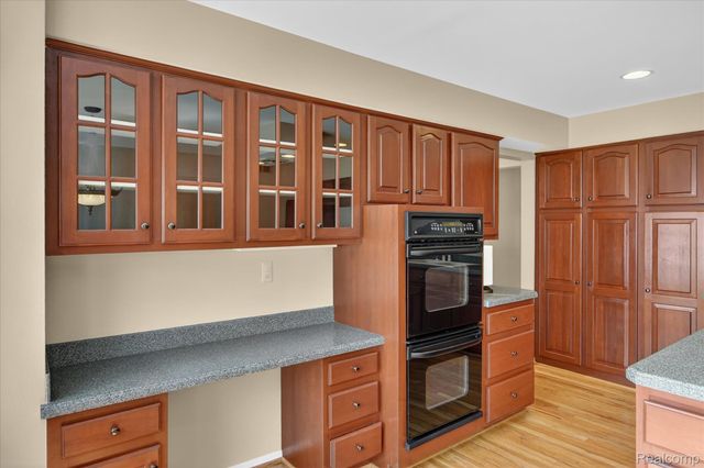 5447 Lahser Road, Bloomfield Charter Township, MI 48304