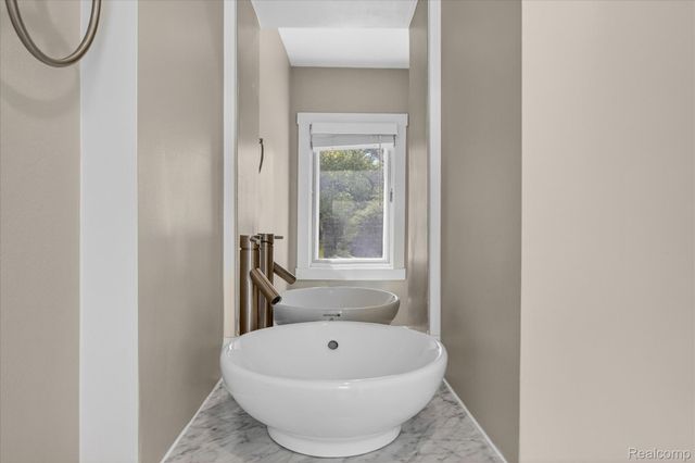 5447 Lahser Road, Bloomfield Charter Township, MI 48304