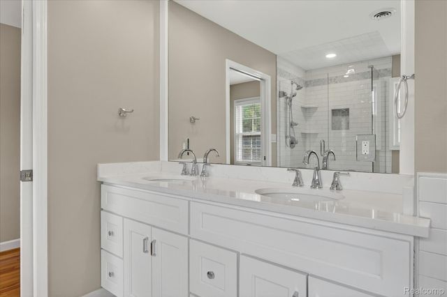 5447 Lahser Road, Bloomfield Charter Township, MI 48304