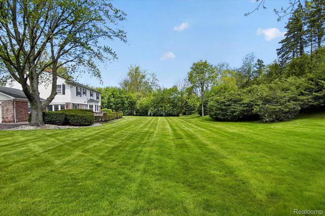 5447 Lahser Road, Bloomfield Charter Township, MI 48304
