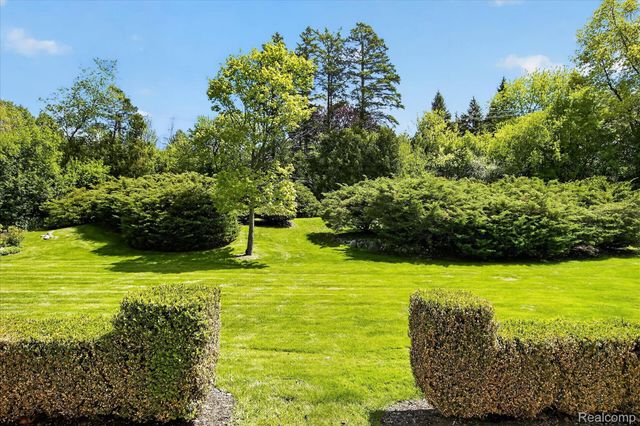 5447 Lahser Road, Bloomfield Charter Township, MI 48304