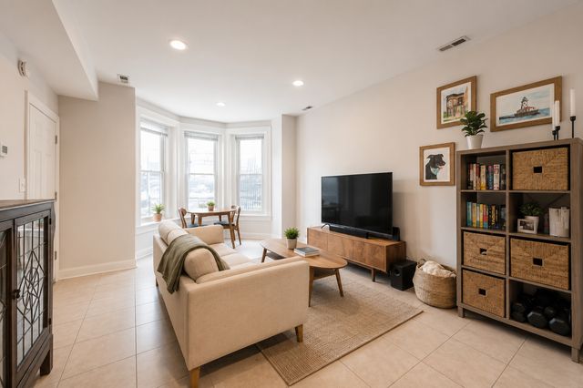 1234 W Huron Street 1, Chicago, IL 60642