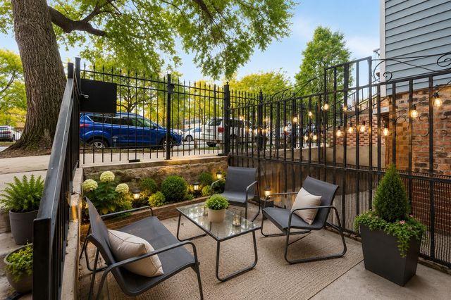 1234 W Huron Street 1, Chicago, IL 60642