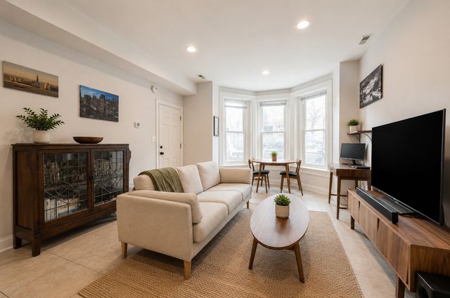 1234 W Huron Street 1, Chicago, IL 60642