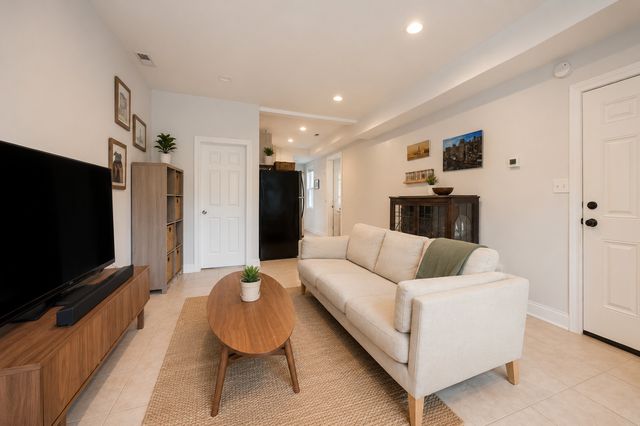 1234 W Huron Street 1, Chicago, IL 60642