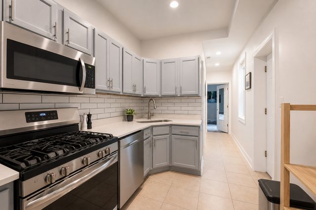 1234 W Huron Street 1, Chicago, IL 60642