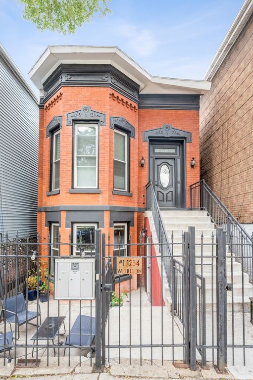 1234 W Huron Street 1, Chicago, IL 60642
