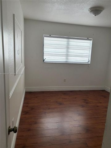 4386 W 10th Ave, Hialeah, FL 33012