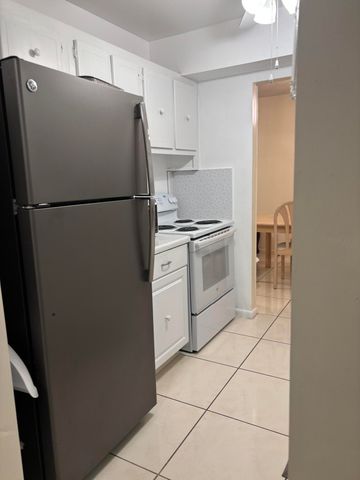 24 Golfs Edge D, West Palm Beach, FL 33417