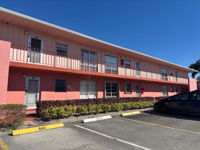 24 Golfs Edge D, West Palm Beach, FL 33417