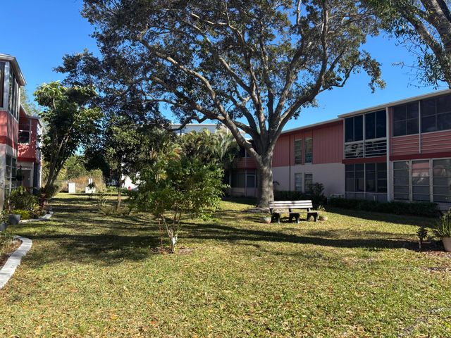 24 Golfs Edge D, West Palm Beach, FL 33417