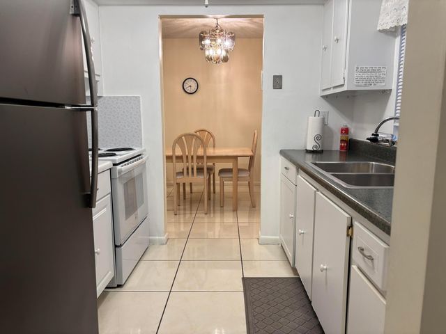 24 Golfs Edge D, West Palm Beach, FL 33417