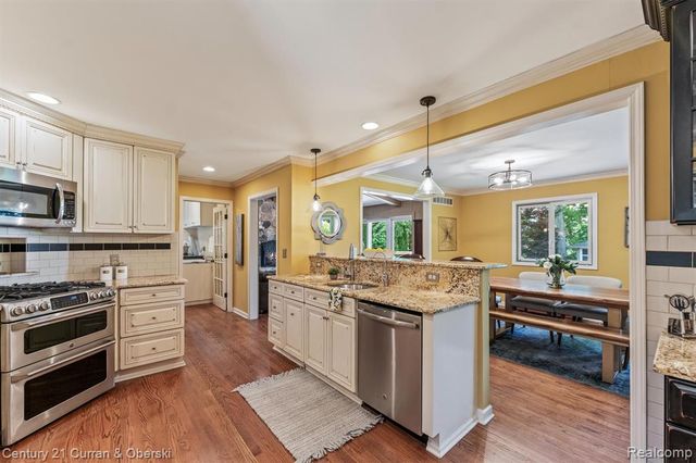 15389 Lakeside Street, Plymouth, MI 48170