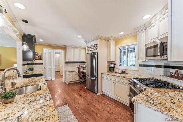 15389 Lakeside Street, Plymouth, MI 48170