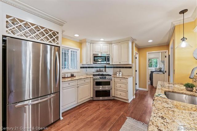 15389 Lakeside Street, Plymouth, MI 48170