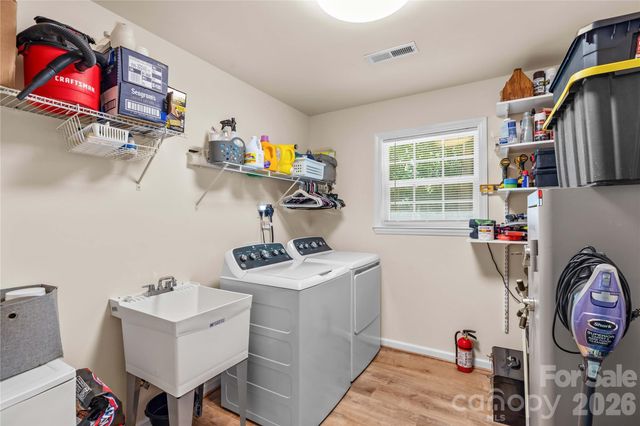 122 S Yadkin River Road, Statesville, NC 28625