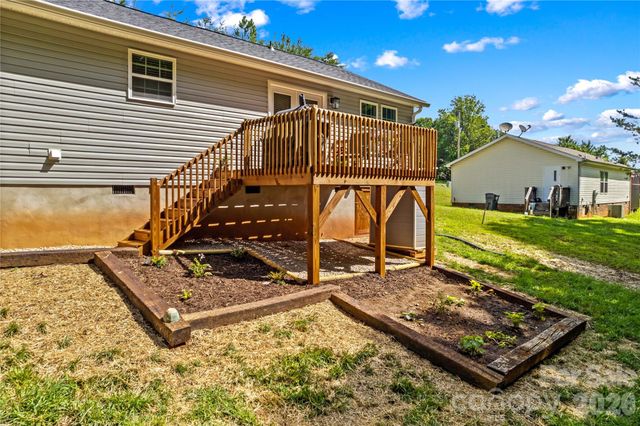 122 S Yadkin River Road, Statesville, NC 28625