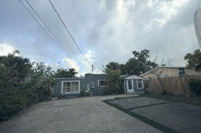 2686 Summit Boulevard, West Palm Beach, FL 33406