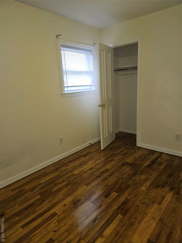 8 town path 2, Glen Cove, NY 11542